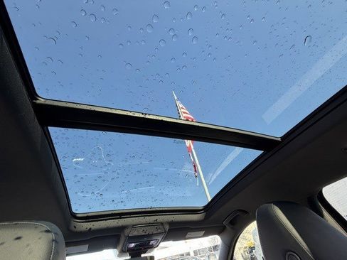 Used 2025 Volkswagen Tiguan SE R-Line image 18