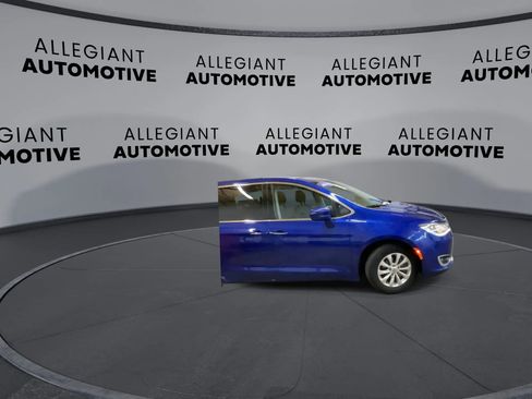 Used 2018 Chrysler Pacifica Touring Plus image 4