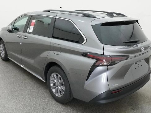 New 2026 Toyota Sienna XLE FWD image 5