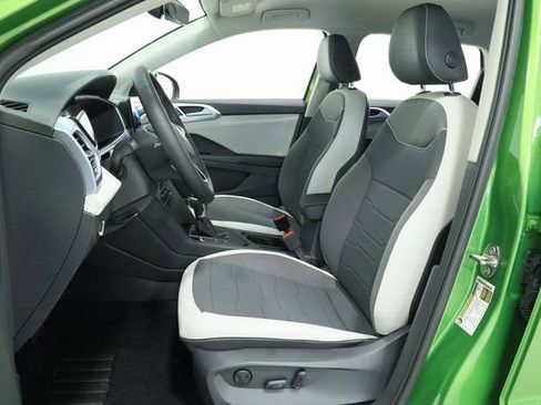 New 2025 Volkswagen Taos SE image 28