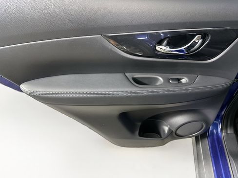 Used 2018 Nissan Rogue SV w/ Premium Package image 24