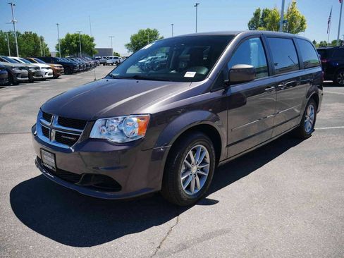Used 2016 Dodge Grand Caravan SE FWD image 3