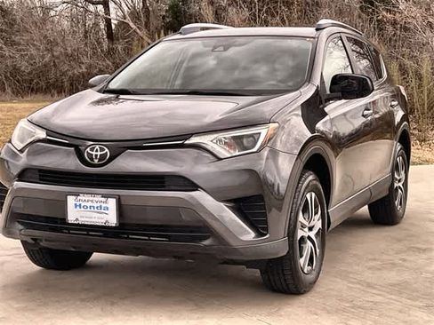 Used 2018 Toyota RAV4 LE image 2