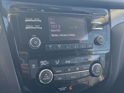 Used 2016 Nissan Rogue SV image 41