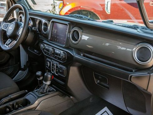 Used 2023 Jeep Gladiator Overland image 11