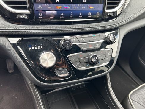 Used 2024 Chrysler Pacifica Premium image 8