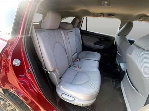 Used 2022 Toyota Highlander LE FWD image 17