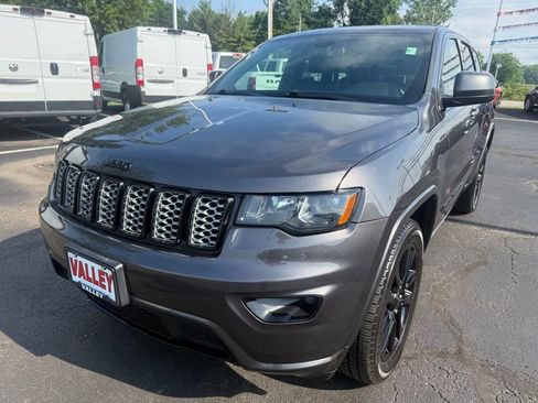 Used 2018 Jeep Grand Cherokee Altitude AWD/4WD image 7