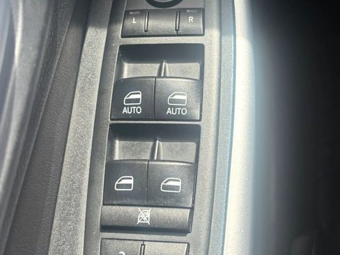 Used 2017 Jeep Cherokee Trailhawk AWD/4WD image 9