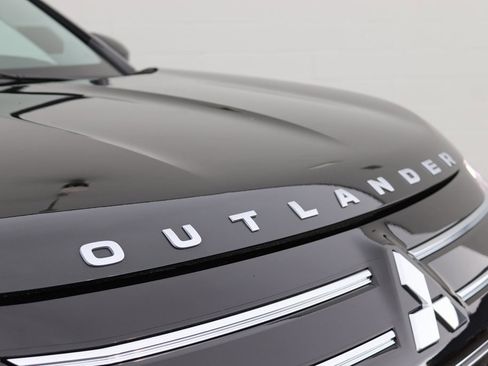 Used 2025 Mitsubishi Outlander AWD image 37