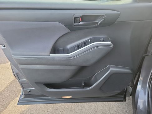 Used 2024 Toyota Highlander LE image 19