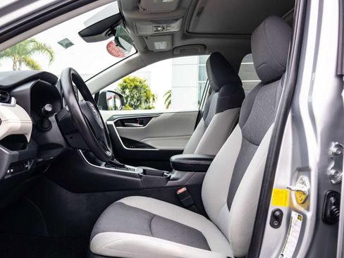 Used 2019 Toyota RAV4 XLE w/ Convenience Package FWD image 14