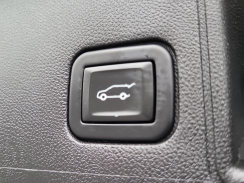 Used 2023 GMC Terrain SLT image 12