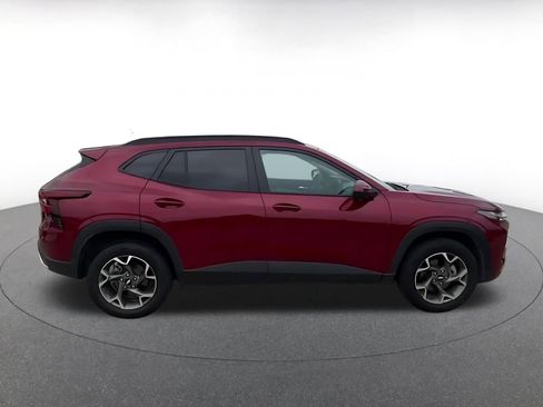 Used 2025 Chevrolet Trax LT FWD image 16