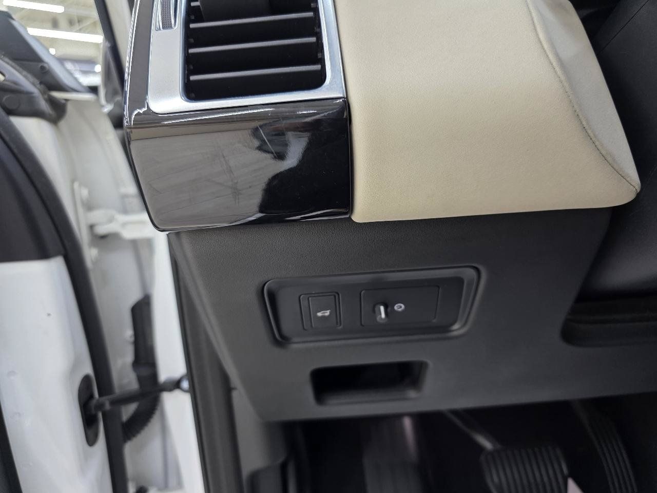 Used 2019 Land Rover Discovery SE AWD/4WD image 39