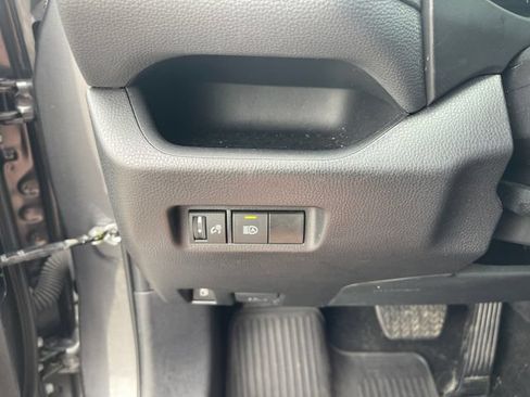 Used 2025 Toyota RAV4 LE AWD/4WD image 28