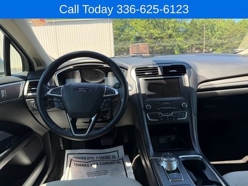 Used 2019 Ford Fusion SE w/ Equipment Group 151A FWD image 12