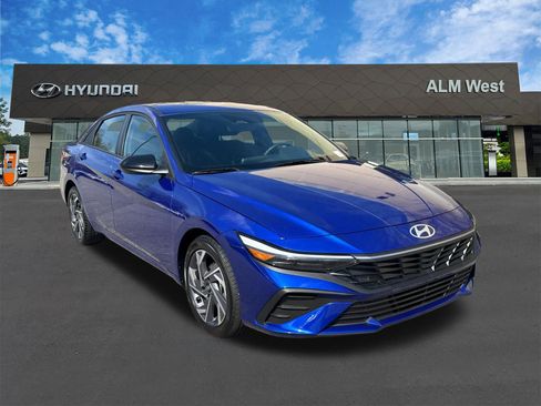 Used 2025 Hyundai Elantra Sport image 3