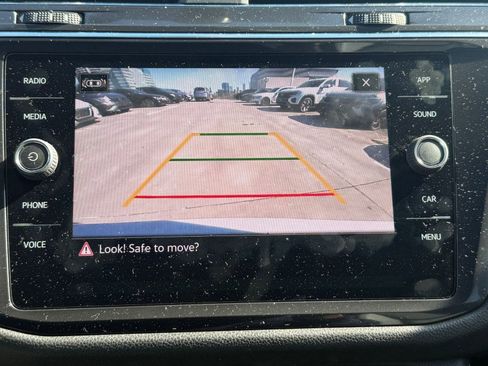 Used 2021 Volkswagen Tiguan SE w/ Panoramic Sunroof Package image 27