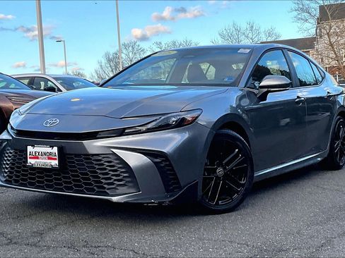Used 2025 Toyota Camry SE image 1
