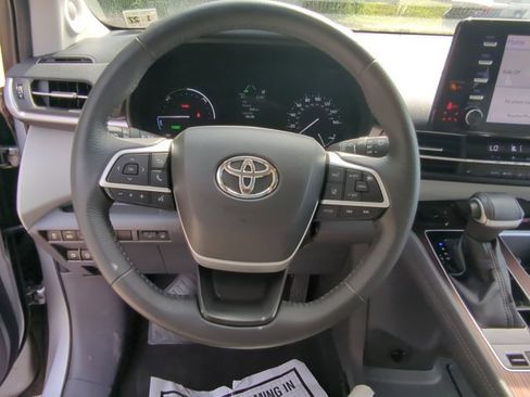 Used 2022 Toyota Sienna XLE image 20