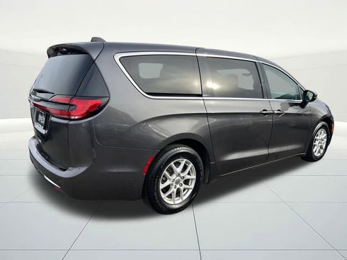 Used 2023 Chrysler Pacifica Touring-L image 5
