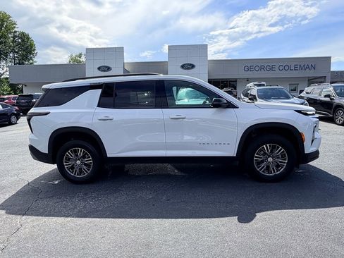 Used 2025 Chevrolet Traverse LT w/ Driver Confidence Package FWD image 3