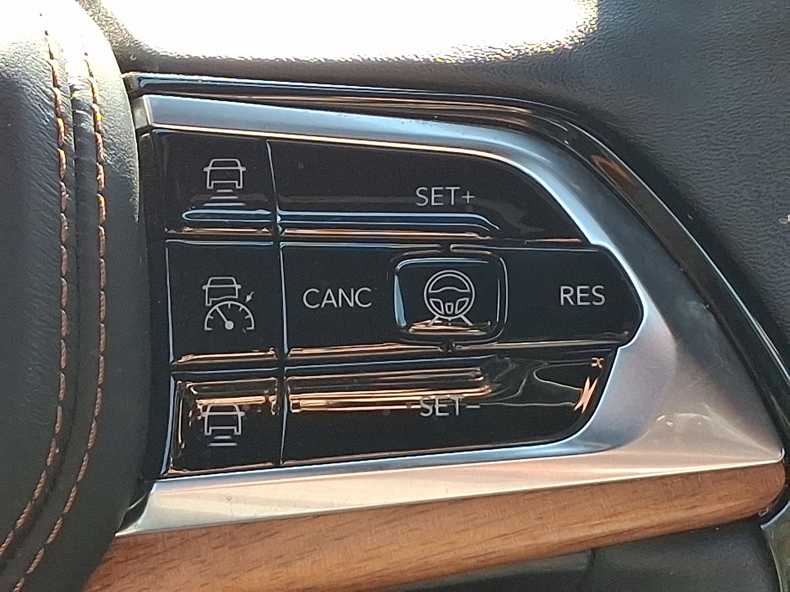 Used 2023 Jeep Grand Cherokee Summit AWD/4WD image 23