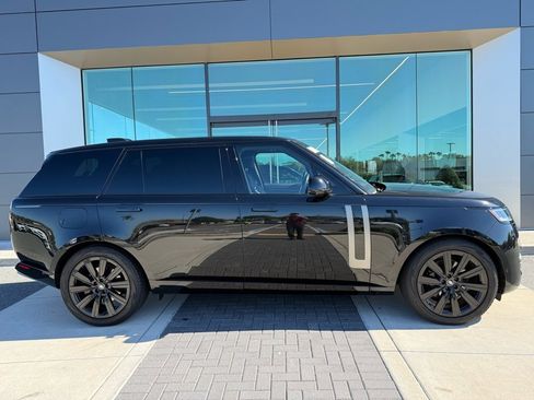 Used 2023 Land Rover Range Rover Long Wheelbase SE image 1