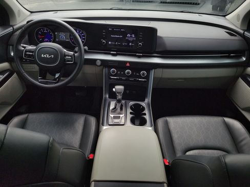 Used 2024 Kia Carnival LX FWD image 18