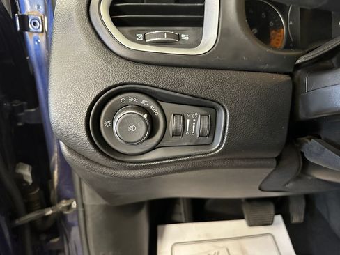 Used 2018 Jeep Renegade Latitude AWD/4WD image 17