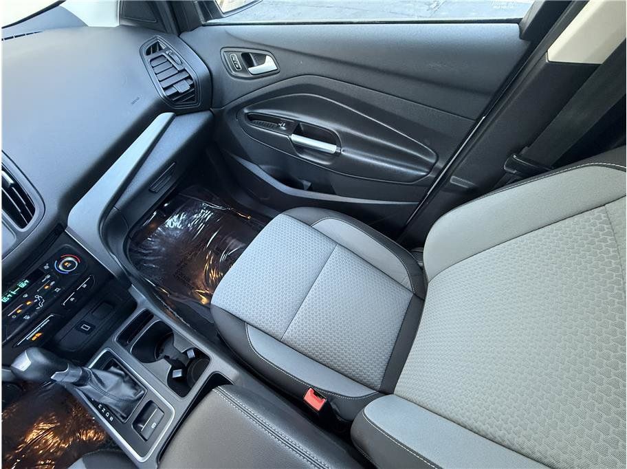 Used 2017 Ford Escape SE w/ Equipment Group 201A AWD/4WD image 11