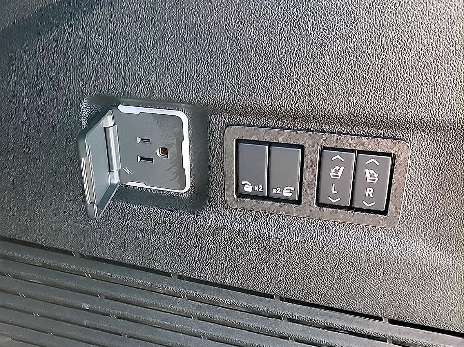 Used 2025 GMC Yukon XL AT4 Ultimate AWD/4WD image 31