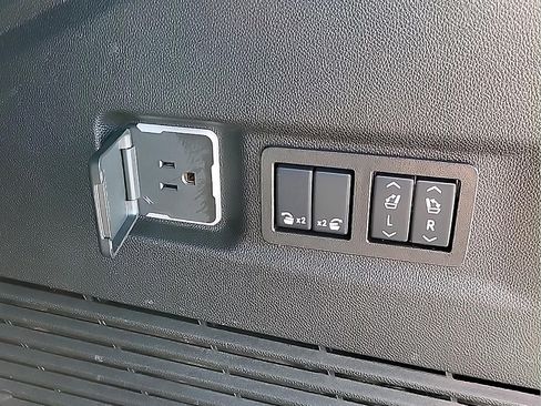 Used 2025 GMC Yukon XL AT4 Ultimate AWD/4WD image 31