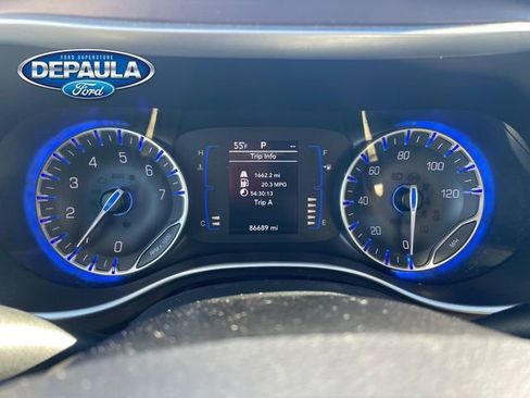 Used 2019 Chrysler Pacifica Touring-L image 2