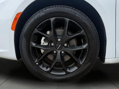 Used 2025 Chrysler Pacifica Limited FWD image 7