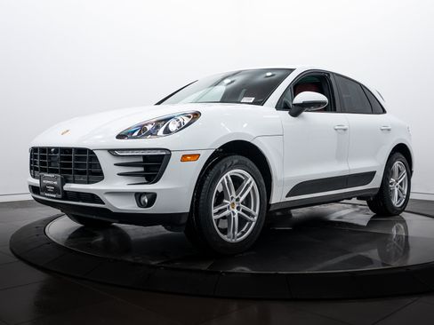 Certified 2018 Porsche Macan image 1