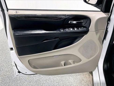 Used 2019 Dodge Grand Caravan SE w/ UConnect Hands-Free Group image 21