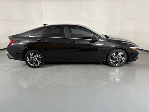Used 2025 Hyundai Elantra Limited FWD image 9