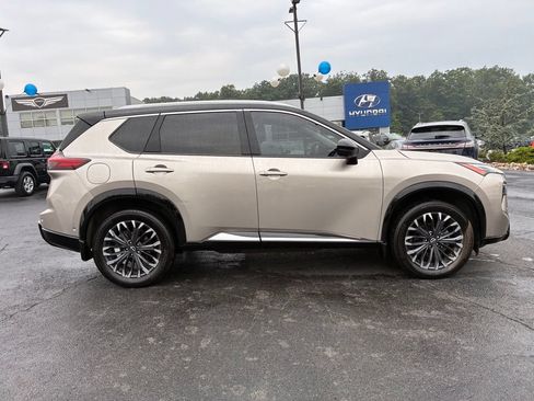 Used 2024 Nissan Rogue Platinum FWD image 8