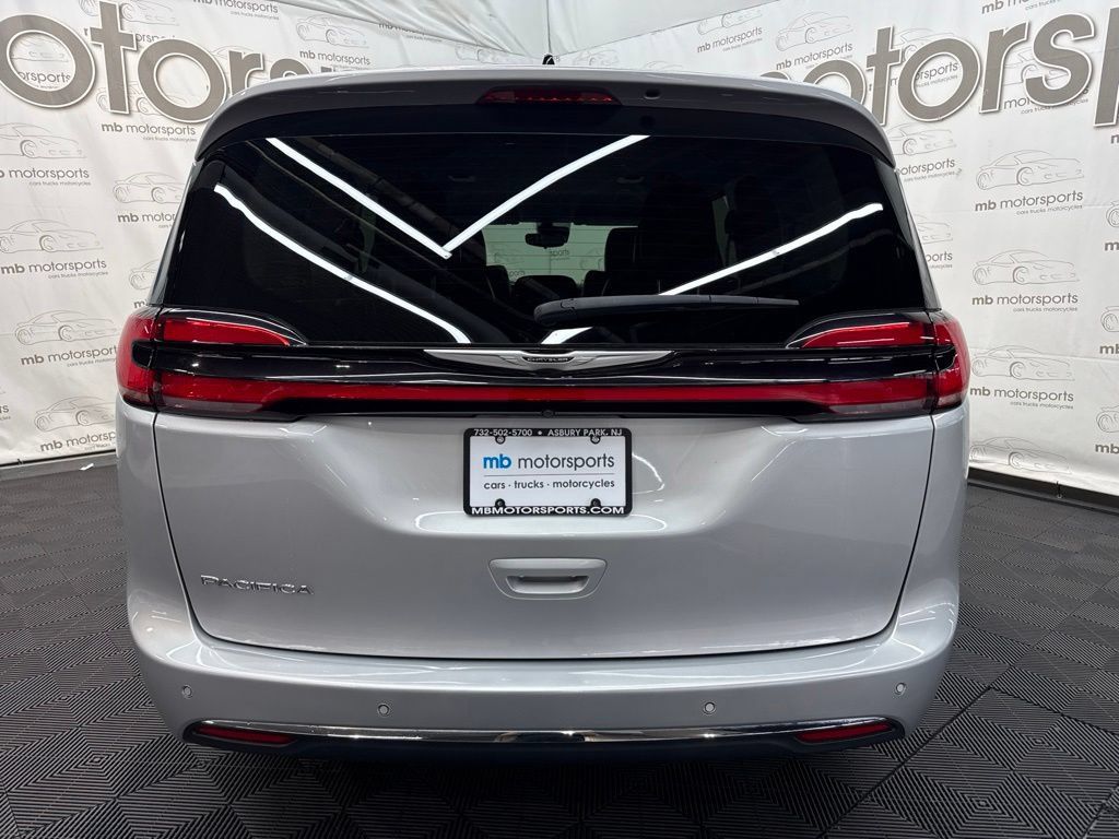 Used 2024 Chrysler Pacifica Touring-L FWD image 5
