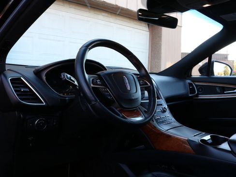 Used 2019 Lincoln Nautilus Reserve image 19