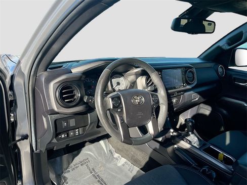 Used 2021 Toyota Tacoma TRD Sport w/ Technology Package image 9