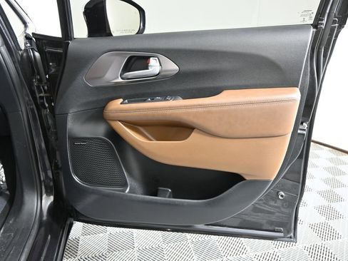 Used 2017 Chrysler Pacifica Limited FWD image 12