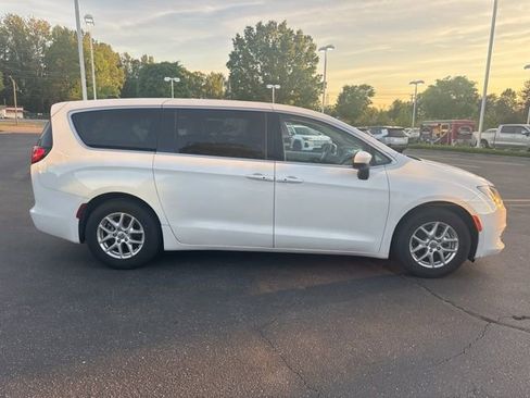 Used 2022 Chrysler Voyager LX image 2