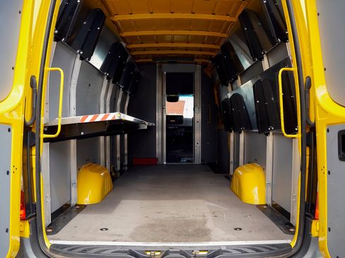 Used 2021 Mercedes-Benz Sprinter 2500 image 9