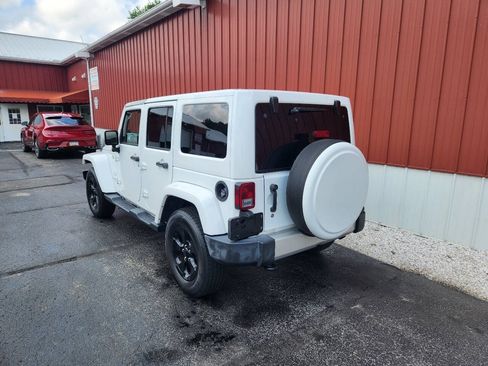 Used 2017 Jeep Wrangler Unlimited Sahara w/ Connectivity Group AWD/4WD image 3