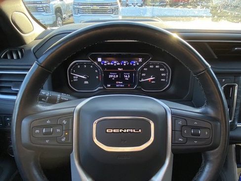 Used 2021 GMC Yukon Denali w/ Denali Premium Package image 11