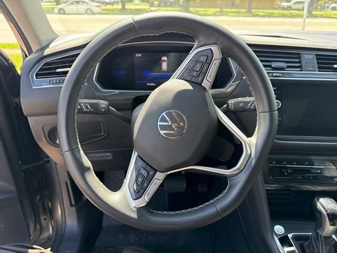 Used 2022 Volkswagen Tiguan SE w/ Panoramic Sunroof Package FWD image 29