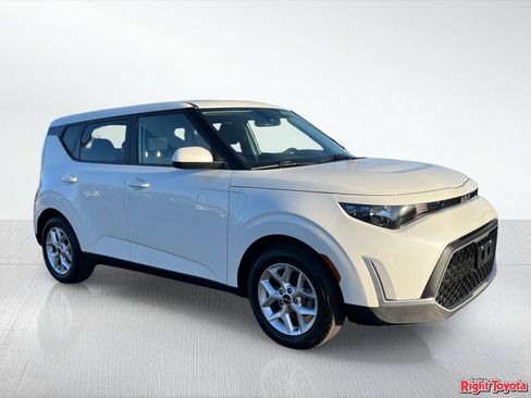 Used 2025 Kia Soul LX w/ LX Technology Package FWD image 8